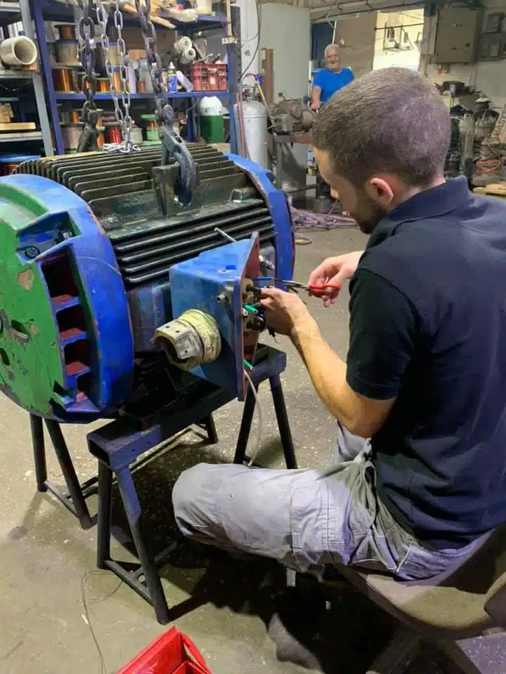 שירותי תיקון על ידי עובד בסליל המנוע של מנוע 200 כח סוס