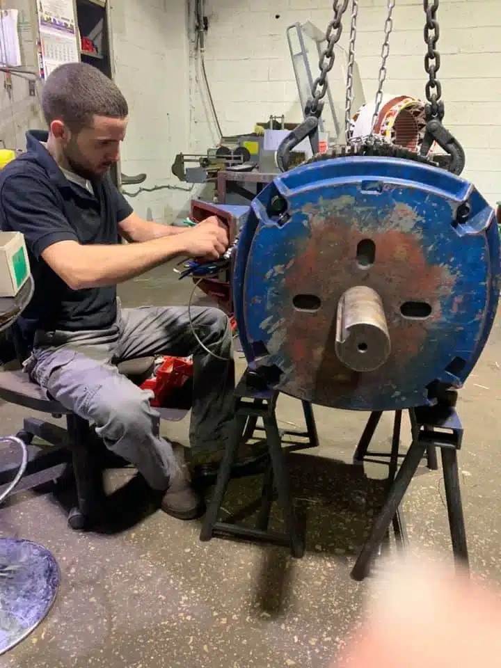 תיקון של מנוע 200 כח סוס על ידי עובד בחברת סליל המנוע